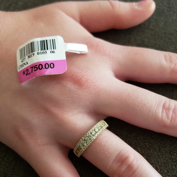 Beautiful Diamond Ring - Picture 2 of 3